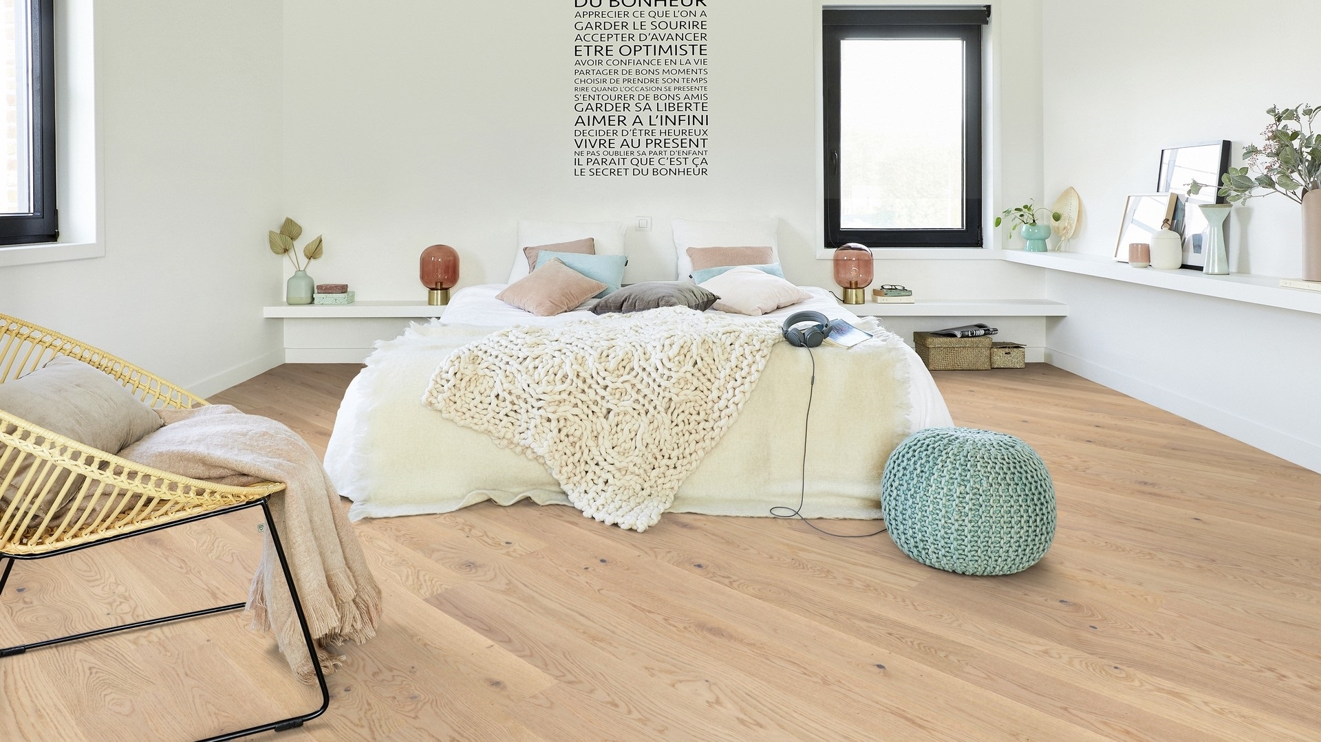 Паркетна дошка Tarkett – Oak Cream White (1 Strip) артикул 41016001, колекція Shade Паркетна дошка Oak Cream White з колекції Shade — це витончене поєднання природної естетики дуба та легкого світлого тонування, яке надає інтер’єру м’якої елегантності. Односмуговий формат створює цілісну текстуру, а щіткована поверхня та двостороння міні-фаска підкреслюють натуральний характер деревини. Така підлога ідеально підходить для світлих інтер'єрів у скандинавському чи сучасному стилі, додаючи їм відчуття простору та гармонії. Виконання паркетної (інженерної) дошки: • Порода деревини: дуб (Quercus Robur / Petraea) • Тип візерунку: односмуговий (1 Strip) • Структура поверхні: щіткована • Фаска: двохстороння міні-фаска • Покриття поверхні: лак Proteco Natura — натуральний вигляд із надійним захистом • Конструкція: тришарова, середній і нижній шари — хвойна деревина • Система укладання: замкова система 2-lock • Формат дошки: 134 x 1850 мм • Товщина: 13 мм (з яких 2,5 мм — зносостійкий шар) • Кількість в упаковці: 1,98 м² (8 дощок) • Виробництво: Європа Унікальні властивості паркетної дошки Oak Cream White (1 Strip): ✅ Витончене світле тонування — ідеальне для світлих інтер'єрів ✅ Щіткована текстура — підкреслює природну структуру дуба ✅ Двостороння міні-фаска — додає глибини малюнку підлоги ✅ Лакове покриття Proteco Natura — захист і натуральний вигляд ✅ Стабільна тришарова конструкція — довговічність і надійність ✅ Підходить для укладання на систему теплої підлоги ✅ Висока якість європейського виробництва Паркетна дошка Tarkett, декор Oak Cream White (1 Strip) артикул 41016001 з колекції Shade — це чудове рішення для облаштування підлоги в інтер’єрах, де важливі світло, гармонія та природна краса. Такий варіант ідеально доповнить сучасні простори, створюючи теплу, світлу й водночас стриману атмосферу.