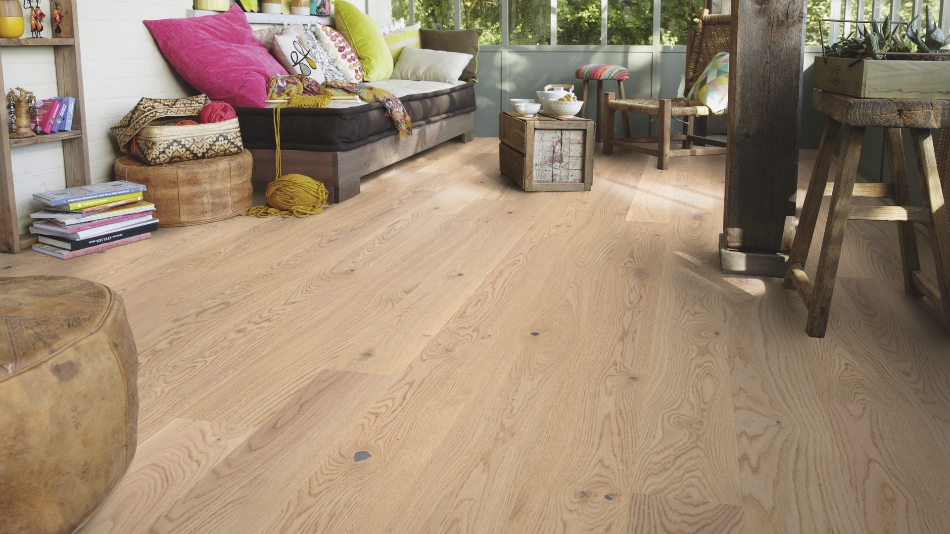 Паркетна дошка Tarkett – Oak Cream White (1 Strip) артикул 41016001, колекція Shade Паркетна дошка Oak Cream White з колекції Shade — це витончене поєднання природної естетики дуба та легкого світлого тонування, яке надає інтер’єру м’якої елегантності. Односмуговий формат створює цілісну текстуру, а щіткована поверхня та двостороння міні-фаска підкреслюють натуральний характер деревини. Така підлога ідеально підходить для світлих інтер'єрів у скандинавському чи сучасному стилі, додаючи їм відчуття простору та гармонії. Виконання паркетної (інженерної) дошки: • Порода деревини: дуб (Quercus Robur / Petraea) • Тип візерунку: односмуговий (1 Strip) • Структура поверхні: щіткована • Фаска: двохстороння міні-фаска • Покриття поверхні: лак Proteco Natura — натуральний вигляд із надійним захистом • Конструкція: тришарова, середній і нижній шари — хвойна деревина • Система укладання: замкова система 2-lock • Формат дошки: 134 x 1850 мм • Товщина: 13 мм (з яких 2,5 мм — зносостійкий шар) • Кількість в упаковці: 1,98 м² (8 дощок) • Виробництво: Європа Унікальні властивості паркетної дошки Oak Cream White (1 Strip): ✅ Витончене світле тонування — ідеальне для світлих інтер'єрів ✅ Щіткована текстура — підкреслює природну структуру дуба ✅ Двостороння міні-фаска — додає глибини малюнку підлоги ✅ Лакове покриття Proteco Natura — захист і натуральний вигляд ✅ Стабільна тришарова конструкція — довговічність і надійність ✅ Підходить для укладання на систему теплої підлоги ✅ Висока якість європейського виробництва Паркетна дошка Tarkett, декор Oak Cream White (1 Strip) артикул 41016001 з колекції Shade — це чудове рішення для облаштування підлоги в інтер’єрах, де важливі світло, гармонія та природна краса. Такий варіант ідеально доповнить сучасні простори, створюючи теплу, світлу й водночас стриману атмосферу.