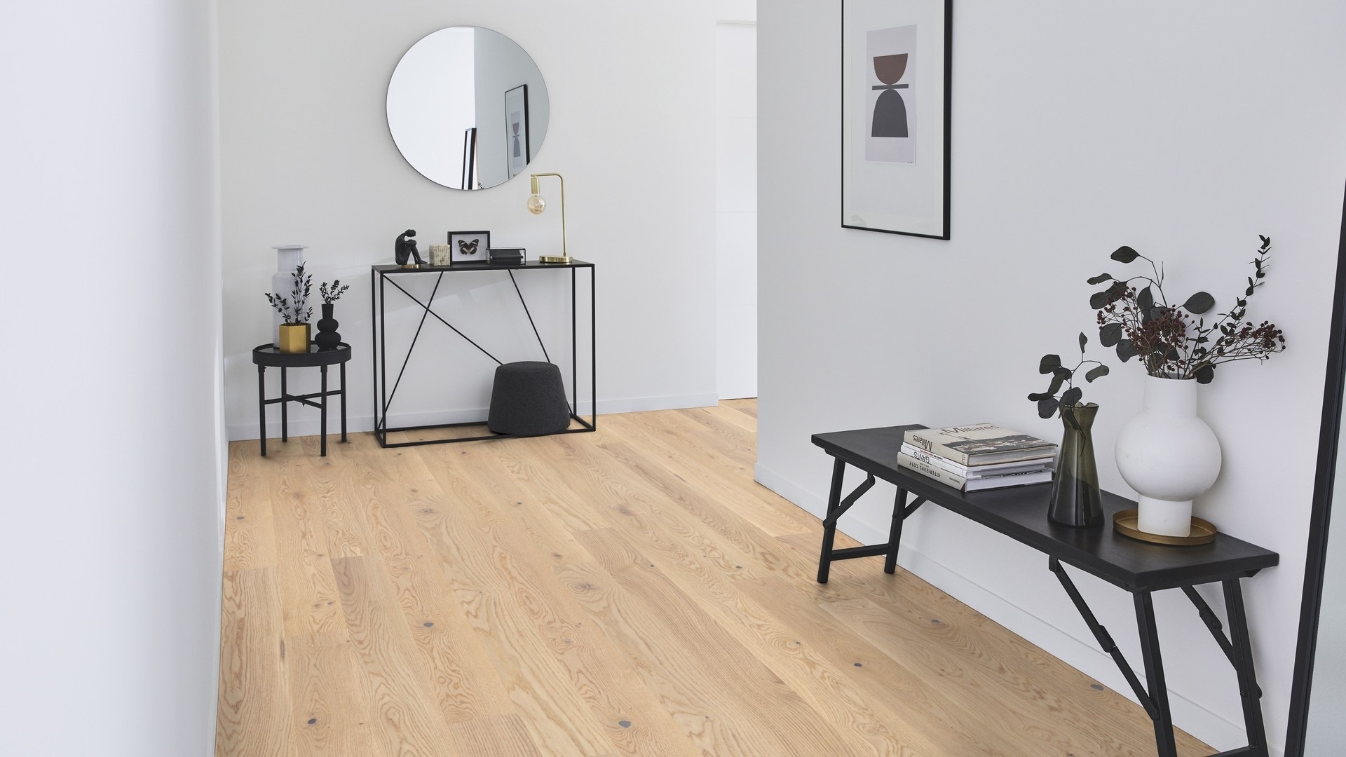 Паркетна дошка Tarkett – Oak Cream White (1 Strip) артикул 41016001, колекція Shade Паркетна дошка Oak Cream White з колекції Shade — це витончене поєднання природної естетики дуба та легкого світлого тонування, яке надає інтер’єру м’якої елегантності. Односмуговий формат створює цілісну текстуру, а щіткована поверхня та двостороння міні-фаска підкреслюють натуральний характер деревини. Така підлога ідеально підходить для світлих інтер'єрів у скандинавському чи сучасному стилі, додаючи їм відчуття простору та гармонії. Виконання паркетної (інженерної) дошки: • Порода деревини: дуб (Quercus Robur / Petraea) • Тип візерунку: односмуговий (1 Strip) • Структура поверхні: щіткована • Фаска: двохстороння міні-фаска • Покриття поверхні: лак Proteco Natura — натуральний вигляд із надійним захистом • Конструкція: тришарова, середній і нижній шари — хвойна деревина • Система укладання: замкова система 2-lock • Формат дошки: 134 x 1850 мм • Товщина: 13 мм (з яких 2,5 мм — зносостійкий шар) • Кількість в упаковці: 1,98 м² (8 дощок) • Виробництво: Європа Унікальні властивості паркетної дошки Oak Cream White (1 Strip): ✅ Витончене світле тонування — ідеальне для світлих інтер'єрів ✅ Щіткована текстура — підкреслює природну структуру дуба ✅ Двостороння міні-фаска — додає глибини малюнку підлоги ✅ Лакове покриття Proteco Natura — захист і натуральний вигляд ✅ Стабільна тришарова конструкція — довговічність і надійність ✅ Підходить для укладання на систему теплої підлоги ✅ Висока якість європейського виробництва Паркетна дошка Tarkett, декор Oak Cream White (1 Strip) артикул 41016001 з колекції Shade — це чудове рішення для облаштування підлоги в інтер’єрах, де важливі світло, гармонія та природна краса. Такий варіант ідеально доповнить сучасні простори, створюючи теплу, світлу й водночас стриману атмосферу.