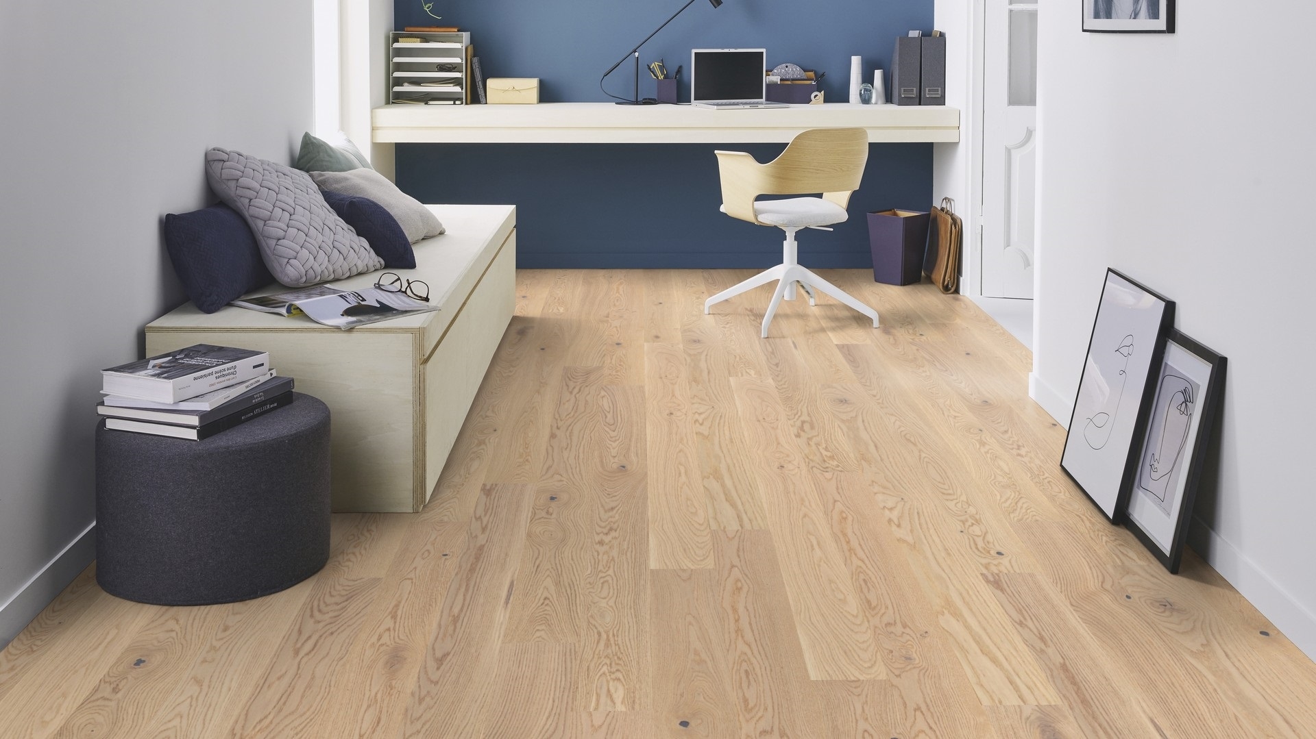 Паркетна дошка Tarkett – Oak Cream White (1 Strip) артикул 41016001, колекція Shade Паркетна дошка Oak Cream White з колекції Shade — це витончене поєднання природної естетики дуба та легкого світлого тонування, яке надає інтер’єру м’якої елегантності. Односмуговий формат створює цілісну текстуру, а щіткована поверхня та двостороння міні-фаска підкреслюють натуральний характер деревини. Така підлога ідеально підходить для світлих інтер'єрів у скандинавському чи сучасному стилі, додаючи їм відчуття простору та гармонії. Виконання паркетної (інженерної) дошки: • Порода деревини: дуб (Quercus Robur / Petraea) • Тип візерунку: односмуговий (1 Strip) • Структура поверхні: щіткована • Фаска: двохстороння міні-фаска • Покриття поверхні: лак Proteco Natura — натуральний вигляд із надійним захистом • Конструкція: тришарова, середній і нижній шари — хвойна деревина • Система укладання: замкова система 2-lock • Формат дошки: 134 x 1850 мм • Товщина: 13 мм (з яких 2,5 мм — зносостійкий шар) • Кількість в упаковці: 1,98 м² (8 дощок) • Виробництво: Європа Унікальні властивості паркетної дошки Oak Cream White (1 Strip): ✅ Витончене світле тонування — ідеальне для світлих інтер'єрів ✅ Щіткована текстура — підкреслює природну структуру дуба ✅ Двостороння міні-фаска — додає глибини малюнку підлоги ✅ Лакове покриття Proteco Natura — захист і натуральний вигляд ✅ Стабільна тришарова конструкція — довговічність і надійність ✅ Підходить для укладання на систему теплої підлоги ✅ Висока якість європейського виробництва Паркетна дошка Tarkett, декор Oak Cream White (1 Strip) артикул 41016001 з колекції Shade — це чудове рішення для облаштування підлоги в інтер’єрах, де важливі світло, гармонія та природна краса. Такий варіант ідеально доповнить сучасні простори, створюючи теплу, світлу й водночас стриману атмосферу.