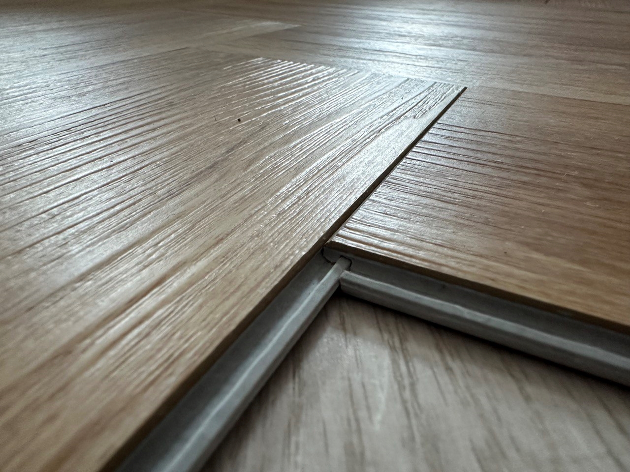 Вінілова підлога BazaLux – Oak Buckingham артикул WE4927, 33 клас, 5 мм., колекція Herringbone.